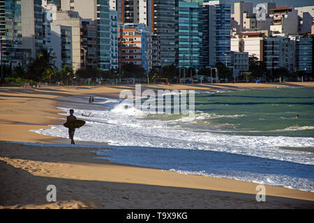 La sabbia del surfista gode di una spiaggia urbana, Praia da Costa, Vila Velha, Espirito Santo, Brasile Foto Stock
