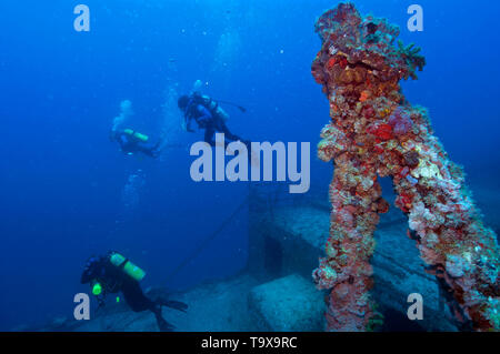 Subacquei esplorare il relitto di nave USS Spiegel Grove, Key Largo, Florida, Stati Uniti d'America Foto Stock