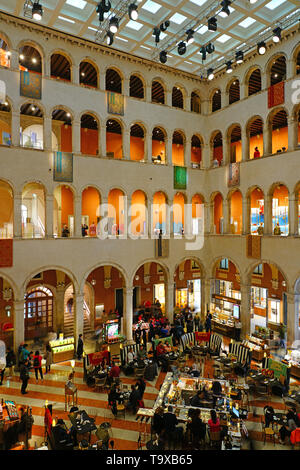 Venezia, Italia -13 APR 2019- vista interna del Fondaco dei Tedeschi di uno storico palazzo sul Canal Grande vicino al Ponte di Rialto di Venezia, Foto Stock