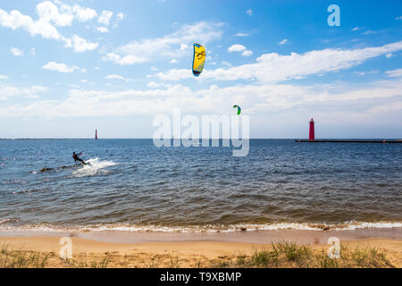 Un giorno perfetto di Muskegon Sud Pierhead Lighthouse, Michigan Foto Stock