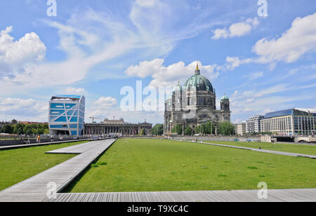 Lo skyline di Berlino dipinge la Cattedrale di Berlino e Humboldt Box; Germania Foto Stock