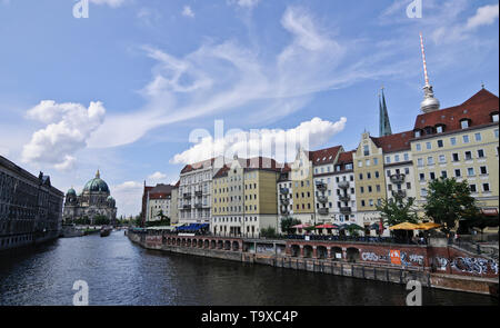 Vista di Berlino dal fiume Sprea, con la Cattedrale di Berlino e la Fernsehturm (torre della televisione) sullo sfondo la Germania Foto Stock