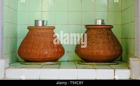 Vasi di argilla con acqua potabile a un tempio a Yangon, Myanmar. Foto Stock