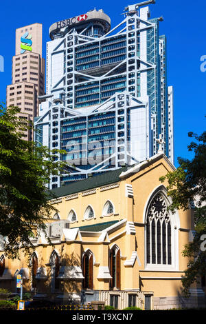 Contrasto di vecchio e nuovo, la Cattedrale di San Giovanni e la banca HSBC Building, skyline di Hong Kong SAR, Cina Foto Stock