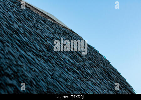 Accuratamente impilati tetto reed. Foto Stock