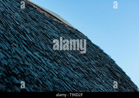 Accuratamente impilati tetto reed. Foto Stock