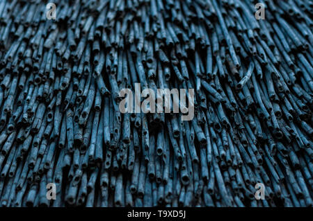 Accuratamente impilati tetto reed. Foto Stock