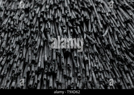 Accuratamente impilati tetto reed. Foto Stock