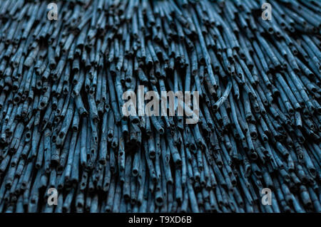 Accuratamente impilati tetto reed. Foto Stock