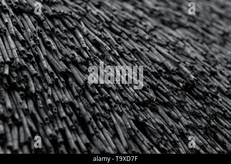 Accuratamente impilati tetto reed. Foto Stock