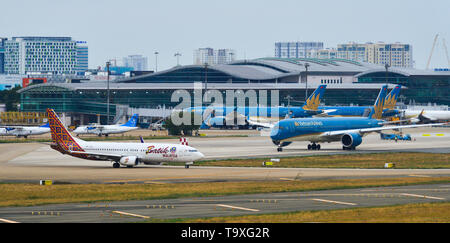 A Saigon, Vietnam - Apr 23, 2019. Gli aerei passeggeri di rullaggio sulla pista dell'Aeroporto Tan Son Nhat (SGN). Foto Stock