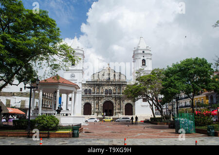 Plaza de la Independencia, conosciuta anche come Plaza Mayor o Plaza Catedral a casco Viejo, nella città di Panama. Foto Stock