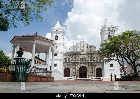 Plaza de la Independencia, Plaza Mayor e Plaza Catedral nel Casco Viejo nella città di Panama. Foto Stock