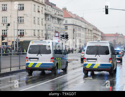 Lavoratori di polizia a cavallo sulle vetture di parata militare a Praga, Repubblica Ceca Foto Stock