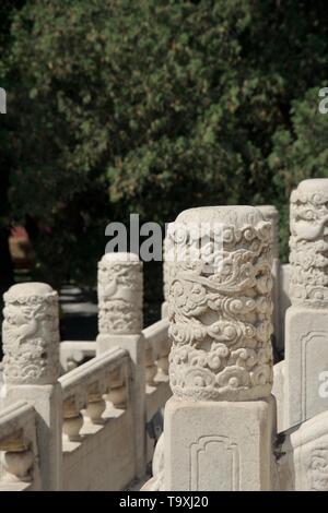 Ornati di marmo bianco pilastri sulla terrazza del tempio Cinese Foto Stock