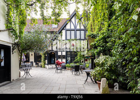 Il Red Lion Hotel a Grade II è stato classificato come edificio con struttura in legno a Salisbury, Wiltshire, Inghilterra, Regno Unito Foto Stock