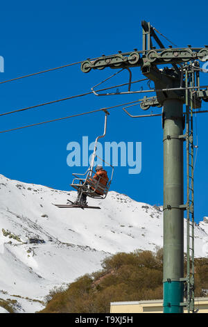 Persone skying in Alto Campoo ski resort, Provincia Cantabria, SPAGNA Foto Stock