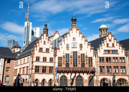 Il Ršmer, Municipio di Frankfurt am Main, punto di riferimento della città, frontone a gradini della facciata, dietro, banca moderna alta della Commerzbank, Foto Stock