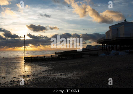 Avvicinando il tramonto su un pomeriggio di novembre sulla spiaggia a Worthing, West Sussex, Regno Unito Foto Stock