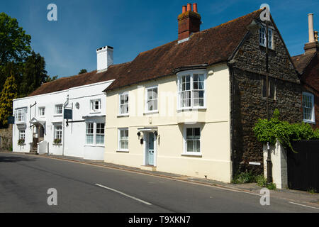 L'Angel Inn a mezzogiorno agli inizi di maggio, Petworth, West Sussex, in Inghilterra, Regno Unito Foto Stock