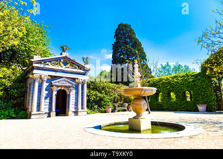 Tempio di legno e giardino nel collettore Earl's Garden al Castello di Arundel e Arundel, REGNO UNITO Foto Stock