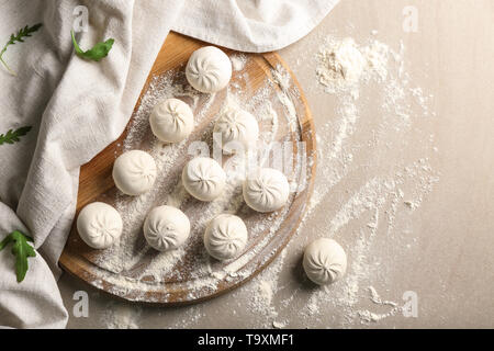 Raw gnocchi Cinesi sul pannello di legno Foto Stock