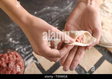 Donna che fa gnocchi Cinesi in cucina, primo piano Foto Stock