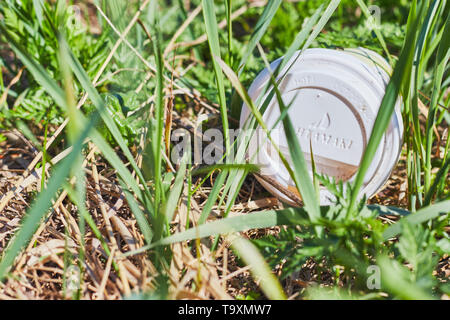 Imballaggi in plastica e bottiglie. Il concetto di protezione della natura da plastica. l'inquinamento ambientale. Foto Stock