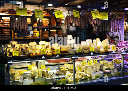 Palma Mallorca, Spagna - 20 Marzo 2019 : serrano e iberico Iberica prosciutti, salsiccia, il Chorizo e il formaggio su display per la vendita nel locale di agricoltori in Foto Stock