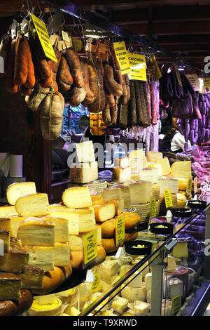 Palma Mallorca, Spagna - 20 Marzo 2019 : serrano e iberico Iberica prosciutti, salsiccia, il Chorizo e il formaggio su display per la vendita nel locale di agricoltori in Foto Stock