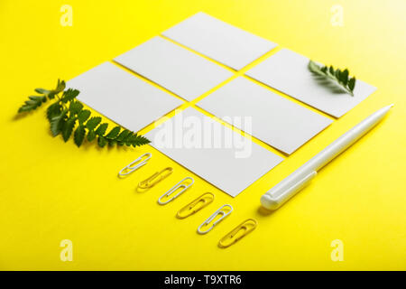 Blank business cards, fermagli e penna sul colore di sfondo Foto Stock