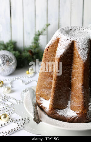 L'Italiano tradizionale di dolci di Natale. Pandoro italiano tradizionale torta di Natale su sfondo bianco. Le decorazioni di Natale Foto Stock