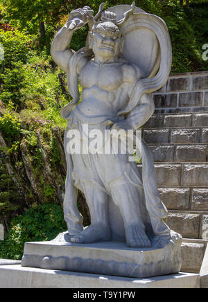 Demon Stone Guard statuesque, guardian statua all'ingresso coreano il Tempio Buddista Guinsa. Regione Danyang, Corea del Sud, Asia. Foto Stock