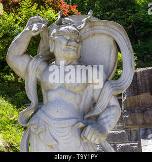 Demon Stone Guard statuesque, guardian statua all'ingresso coreano il Tempio Buddista Guinsa. Regione Danyang, Corea del Sud, Asia. Foto Stock