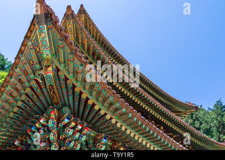 Dettagli del tetto del grande maestro Hall, Daejosajeon, del coreano tempio Buddista Komplex Guinsa in un giorno chiaro. Guinsa, Regione Danyan, Corea del Sud. Foto Stock