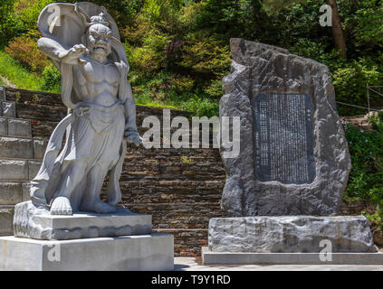 Segno di pietra e demon guard statuesque, guardian statua all'ingresso coreano il Tempio Buddista Guinsa. Regione Danyang, Corea del Sud, Asia. Foto Stock