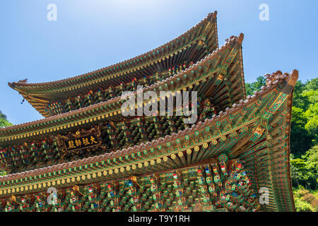 Dettagli del tetto del grande maestro Hall, Daejosajeon, del coreano tempio Buddista Komplex Guinsa in un giorno chiaro. Guinsa, Regione Danyan, Corea del Sud. Foto Stock