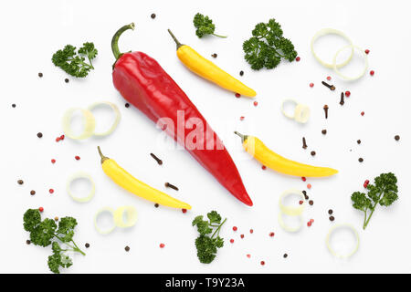 Diverse verdure, erbe e spezie su sfondo bianco Foto Stock