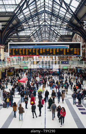 Dalla stazione di Liverpool Street, London, England, Regno Unito - Aprile 2019: persone turisti e pendolari nella sala della trafficata London Liverpool Street Station Foto Stock