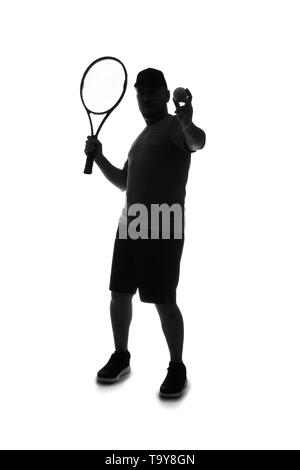 Silhouette di uomo giocando a tennis su sfondo bianco Foto Stock