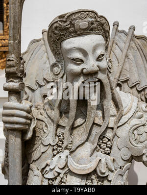 Guerriero cinesi custode statua al Wat Pho tempio a Bangkok, in Thailandia Foto Stock