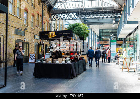 London, Regno Unito - 14 Maggio 2019: Old Spitalfields Market con persone non identificate. Indipendenti titolari di stallo vetrina artigianalmente pezzi. Il mercato hos Foto Stock