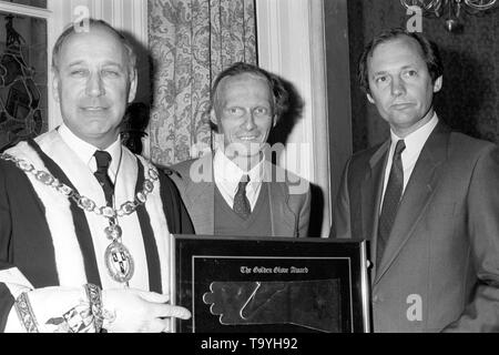 File foto datata 23-04-1985 di Master della Venerabile compagnia di Glovers Stephen Kirsch (sinistra) presenta il guanto Golden Award per la McLaren Formula One team boss Ron Dennis (a destra) e il suo autista Niki Lauda. Foto Stock