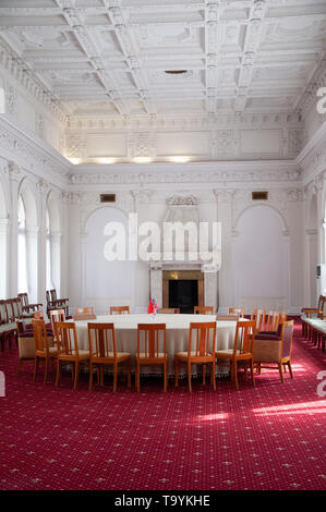 YALTA, CRIMEA - JUN 2012: Gli interni della sala conferenze nel palazzo di Livadia, Crimea, dove nel 1945 Stalin, Churchill e Roosevelt ha incontrato durante il Foto Stock