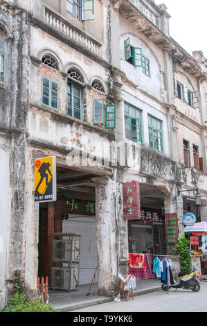 BEIHAI, Cina - JUN, 2013: città vecchia strada di Beihai, Cina, con case fatiscenti nello stile di architettura coloniale. Foto Stock
