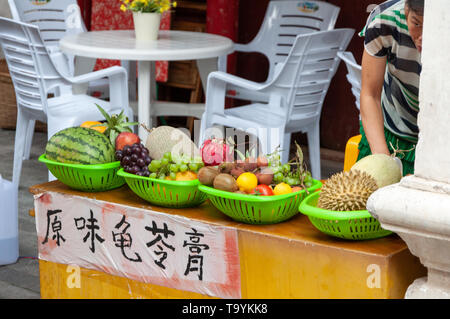 BEIHAI, Cina - JUN, 2013: frutta locale il commercio sulla vecchia strada di Beihai, Cina. Foto Stock