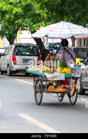 BEIHAI, Cina - JUN, 2013: frutta locale il commercio sulla vecchia strada di Beihai, Cina. Foto Stock