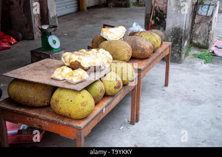 BEIHAI, Cina - JUN, 2013: frutta locale il commercio sulla vecchia strada di Beihai, Cina. Foto Stock