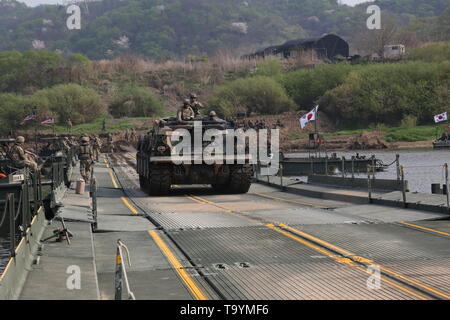 SEOK-EUN-così, Repubblica di Corea - Terzo Armored Brigade Combat Team "Bulldog", 1° Divisione Corazzate (di rotazione), seconda divisione di fanteria/ROK-US Divisione combinato, Soldati guidare un M88A2 Attrezzature Pesanti Recovery Utility di combattimento di sollevamento del sistema di estrazione (Hercules) attraverso un nastro improvvisato ponte sul Imjin-pista fiume durante la Bulldog Bridging esercitare a livello locale Area Formazione 320, Repubblica di Corea, il 22 aprile. La Bulldog Bridging esercizio è un processo di convalida per testare il loro funzionamento reach e le operazioni di emergenza e prontezza conformemente all esercito-wide Standard. (U.S. Esercito foto di Foto Stock