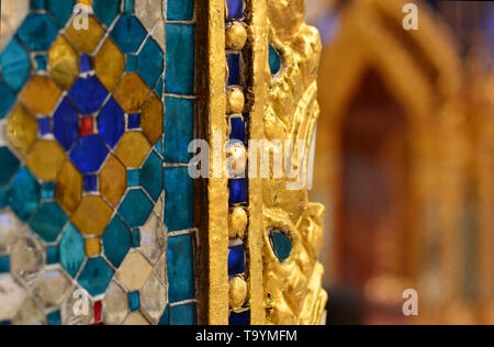 Dettaglio del mosaico colorato sulla parete del Grand Palace di Bangkok Foto Stock